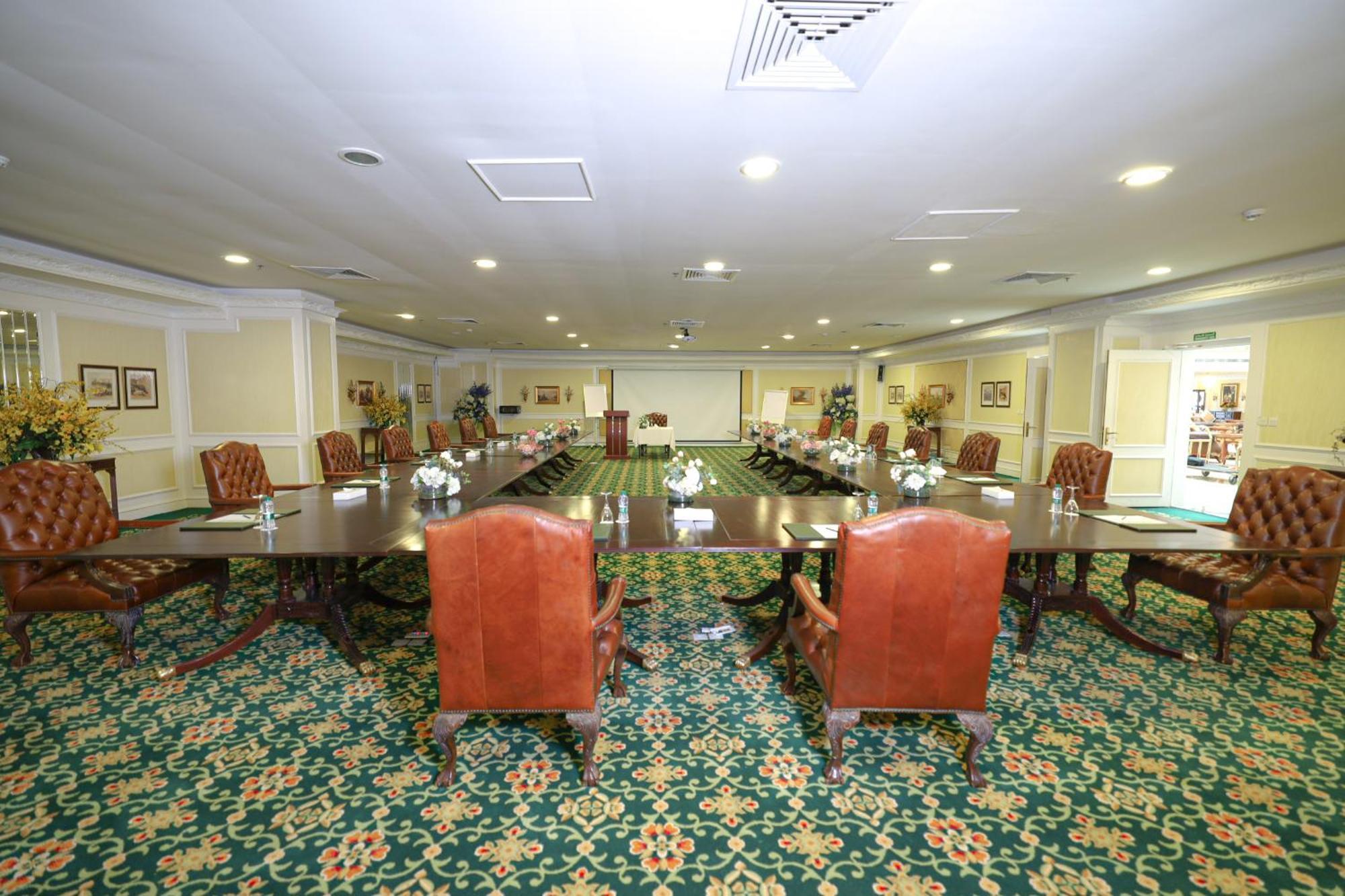 Habitat All Suites, Ель-Хубар Екстер'єр фото The boardroom at the 1901 Club