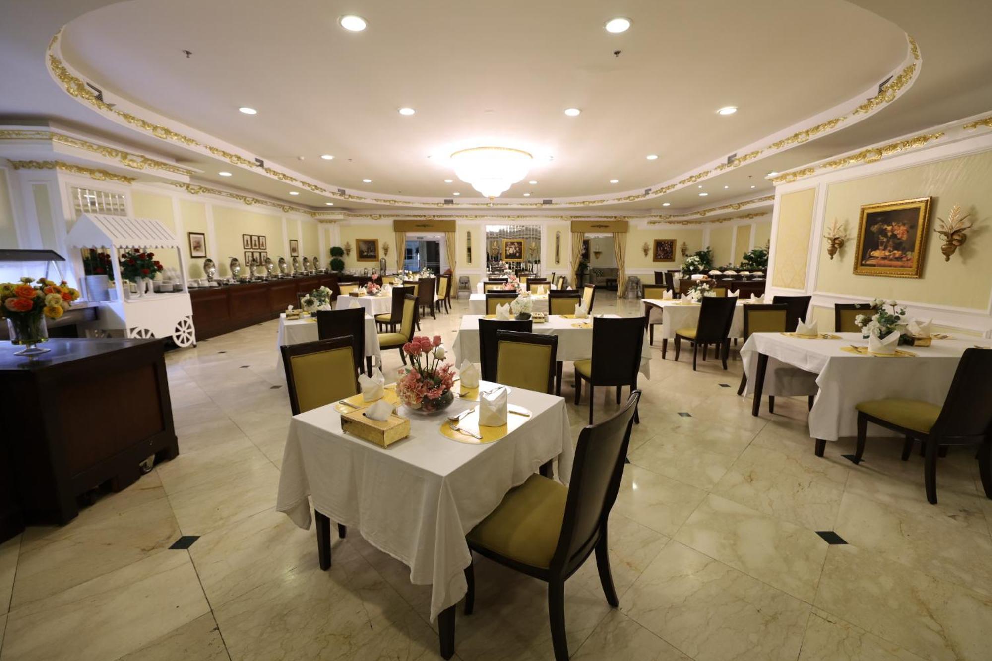 Habitat All Suites, Ель-Хубар Екстер'єр фото The restaurant at the hotel