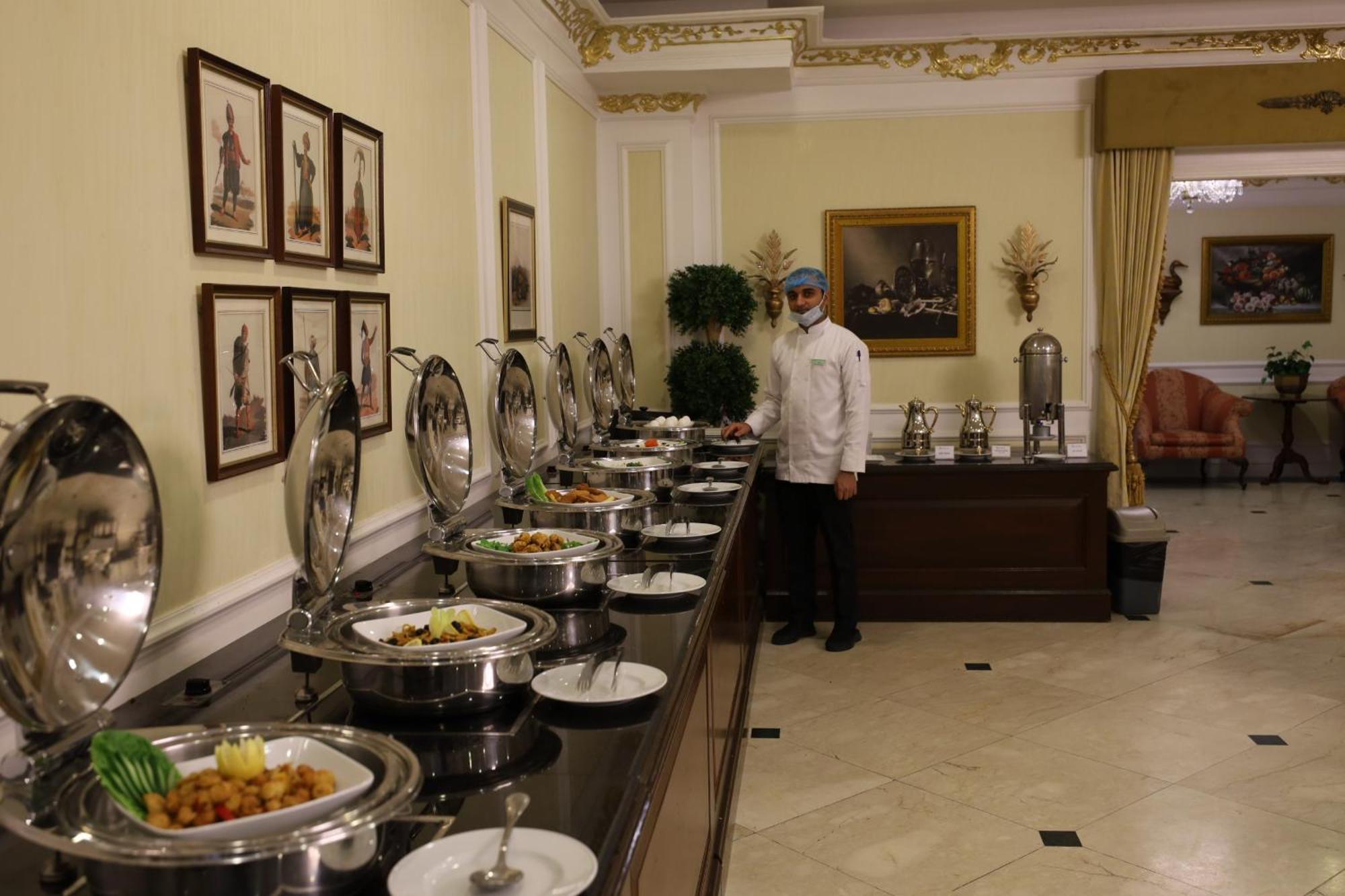 Habitat All Suites, Ель-Хубар Екстер'єр фото A buffet at the Taj Mahal Palace, Mumbai, India