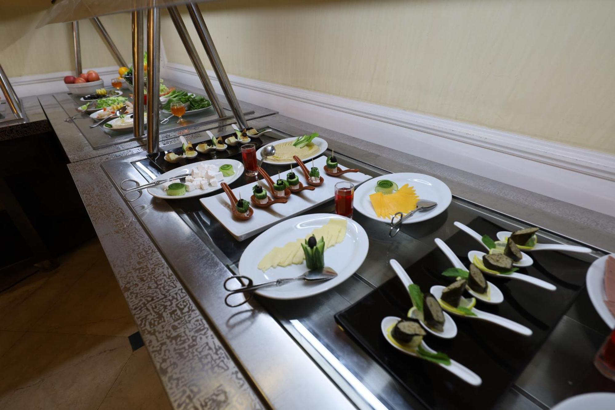 Habitat All Suites, Ель-Хубар Екстер'єр фото A buffet at a hotel