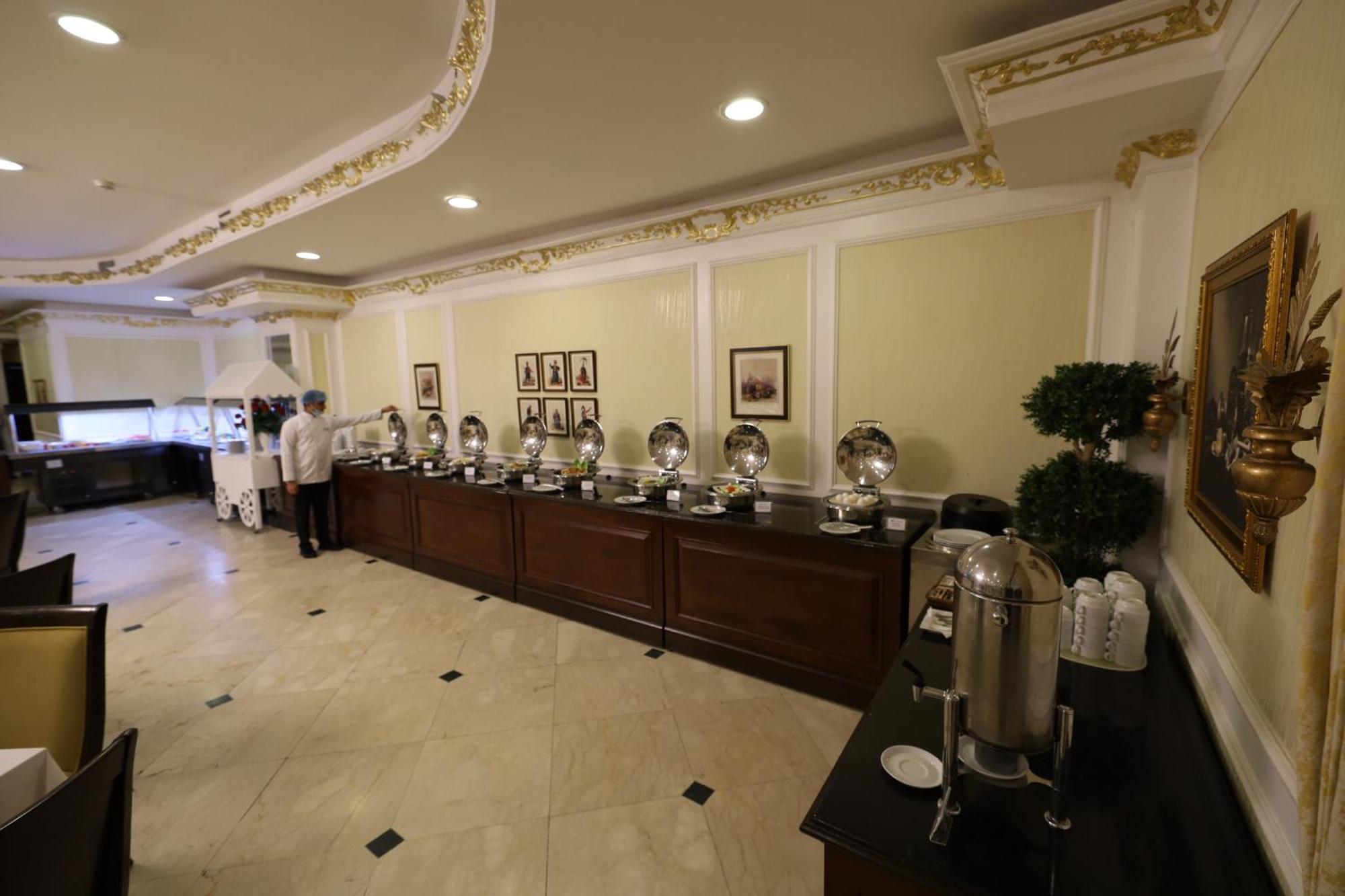 Habitat All Suites, Ель-Хубар Екстер'єр фото A buffet at a hotel