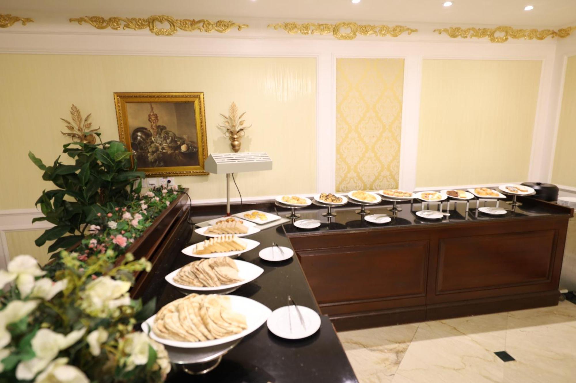 Habitat All Suites, Ель-Хубар Екстер'єр фото A buffet at a hotel