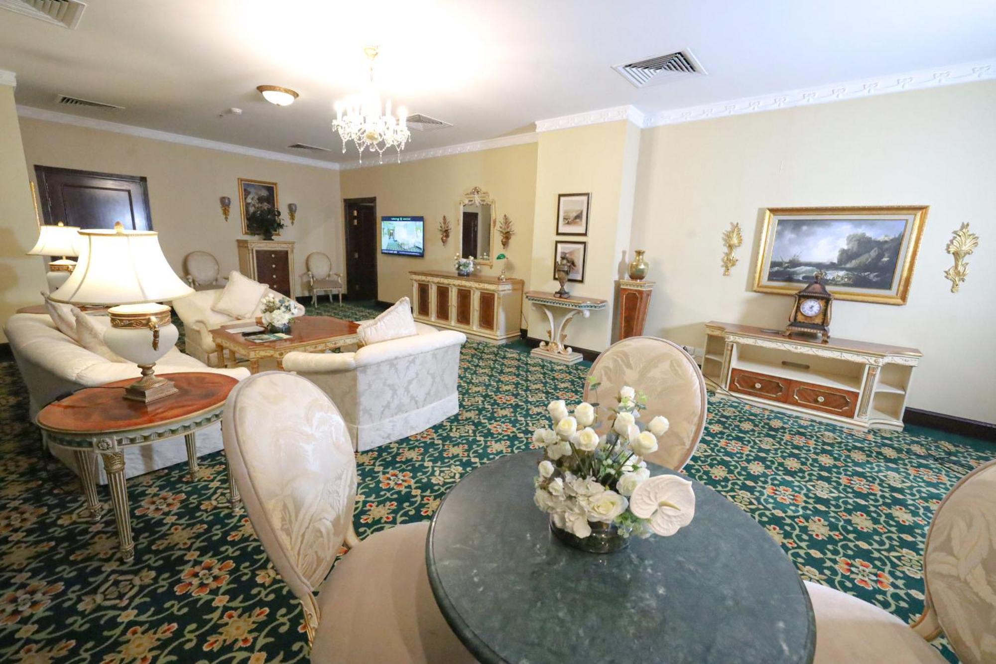 Habitat All Suites, Ель-Хубар Екстер'єр фото The living room of the Vice Presidential Suite